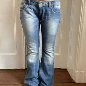 Super snygga jeans  - -lånad bild- Säljer dessa super snygga lågmidjade flare jeans. Dom är köpt second hand från tifersellout på Instagram. Säljer pga, för stora.   Midjemått: 45 Gylflängd: 20 Innerbenslängd: 82 Ankelvidd: 28