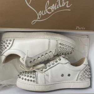 Christian Louboutin  - Intressekoll på ett par vita loubs i storlek 35,5, dem är i ganska använt skick och köpta 2020! Äkthets bevis finns (köpta på Savannahs). Möts Sthlm eller skickar!