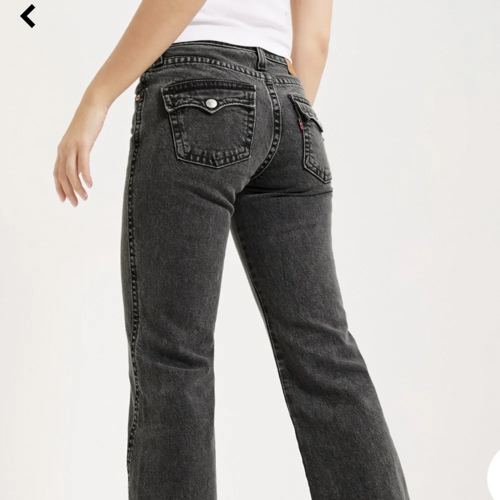 Säljer dessa svinsnygga jeans då de inte va min typ. Har inte använt dom mkt⭐️Jag e 165cm å dom är lagom långa på mig☺️Nytt pris 1400kr men säljer för 600kr, pris går att diskutera!🫶🏼 Frakt ingår! Skriv för fler bilder oxå☺️. Jeans & Byxor.