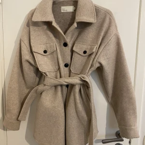 Jacka - Säljer min fina jacka som är köpt på Nelly.