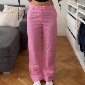 Rosa kostymbyxor  - Oanvända rosa kostymbyxor, köpta på sellpy men från &other stories