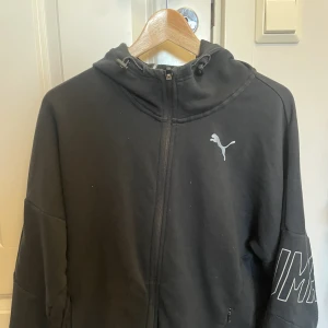 Puma huvtröja - väldigt skön och bekvämt huvtröja som köptes för ett tag sen second hand men har inte kommit till användning på senaste! 