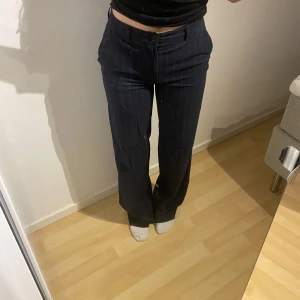 Kostymbyxor  - Mörkblå randiga kostymbyxor från pull&bear i storlek xs. Fint skick förutom att sömnen gått upp längst ner på ena benet. 