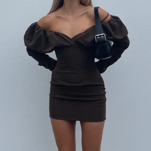 Nakd klänning - Säljer denna offshoulder klänning fast svart från nakd😍aldrig använd med prislapp kvar🌸perfekt festklänning😍stl S💕nypris 499