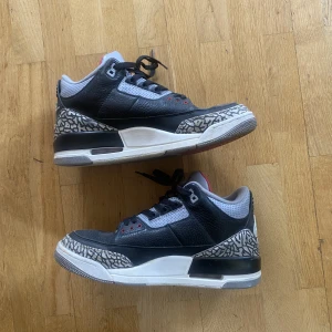 Jordan 3 - Jordan 3or Black cement i bra skick! Dm vid fler frågor! Pris kan diskuteras vid snabb affär!