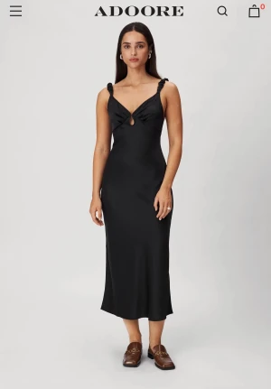 Adoore Nîmes Dress storlek 32  - Säljer adoore Nîmes dress storlek 32. Endast använt den en gång, nyskick! Nypris 1295kr. Skriv för fler bilder :). Kan hämtas i Göteborg. 