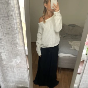 Stickad tröja - Säljer denna vita offshoulder/oneshoulder stickade tröja. Köpte den här på Plick men har aldrig använt den. Har du någon fråga är det bara att höra av sig🫶🏻