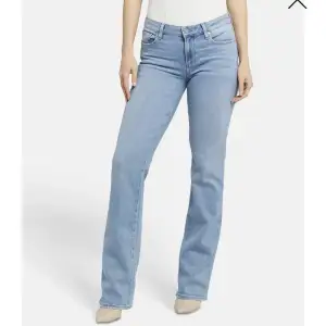 Säljer dessa jättefina bootcut jeans från Paige som är nya och oanvända🫶 Jeansen är mid/low waist. Säljer dom då jag beställde fel storlek och missade returdatumet. Storlek är W27 och nypris är 3693kr. 