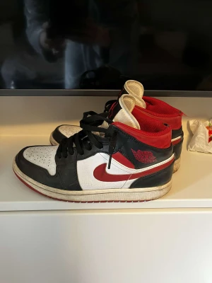Air Jordan 1 mids  - Säljer nu mina jordans, skicket är helt okej och har mycket kvar att ge. Kom dm för fler funderingar!