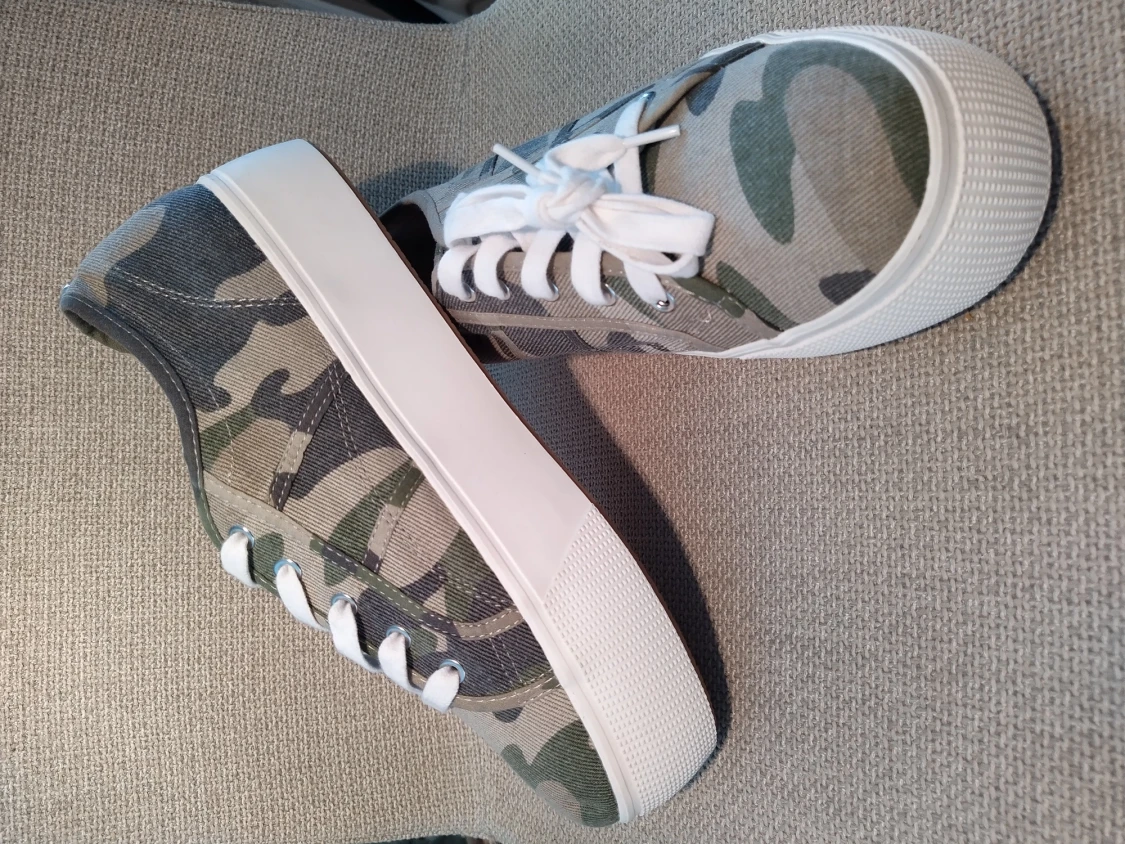 Helt nya Steve Madden Dam camo sneakers 42 