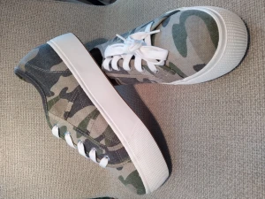 Helt nya Steve Madden Dam camo sneakers 42  - Helt nya Steve Madden Dam camo sneakers 42 