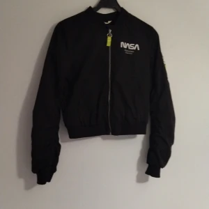 NASA jacka - Svart NASA jacka från HM. Storlek 158. Sommar jacka. 