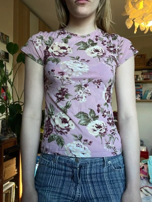 Blommig meshtopp  - Så fin brosa meshtopp med blommor. Storlek M. Frakt tillkommer 💞