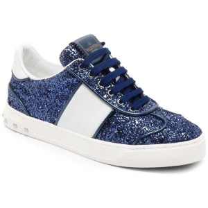 Valentino flycrew glitter - Intressekoll på dessa valentino flycrew glitter i marinblått! Väldigt fint skick förutom att en nit fattas! Kommer tyvärr inte till användning bara :( dessa säljs ej längre och är väldigt svåra att få tag på. Box och kvitto medföljer💕skriv för fler bilder