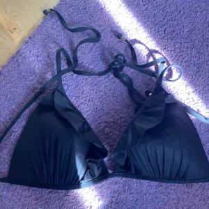 Bikiniöverdel  - Svart bikini överdel med fina detaljer på snörena