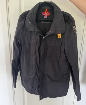 Parajumper Vårjacka - Vårjacka/windbreaker använt en gång och legat i garderoben.