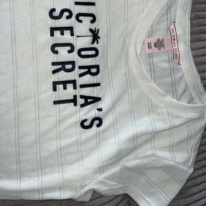 Body från Victorias Secret - Jätte söt body från Victorias secret aldrig använd köpt i USA, str s men den är väldigt stretchig och i superskönt material 💘 