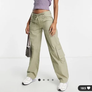 Cargobyxor  - Säljer dessa cargobyxor från topshops i storlek 40. Byxorna är för små för mig och därav kan jag ej skicka en bild med dem på. På bild 3 kan ni se defekt som är på baksidan av byxorna men går att täcka/gömma. Fler bilder kan skickas på byxorna. 