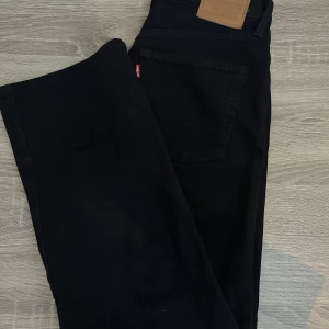 Levis Jeans - Säljer mina Levi’s jeans, pga för stora för mig. Använda ett par gånger men i väldigt bra skick.  Skickar gärna fler bilder. Ordinariepris: 1349 kr