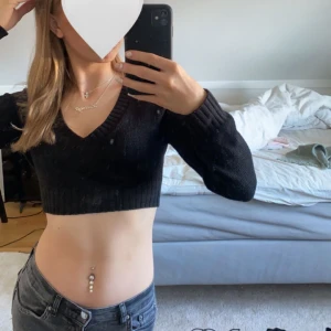 Svart stickad tröja - Tröjan kommer ej till användning längre. Super fint skick och perfekt till alla årstider. Köpt på HM för ungefär ett halvår sedan🤍🤍