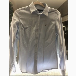 GANT skjorta  - GANT skjorta endast använd 1 gång! Storlek 34   Djur och rökfritt hem