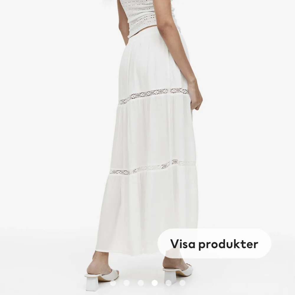Säljer denna superfina slutsålda kjolen från HM, helt oanvänd med prislappen kvar❤️ frakt ingår ej 🫶🏼köp direkt 450. Kjolar.
