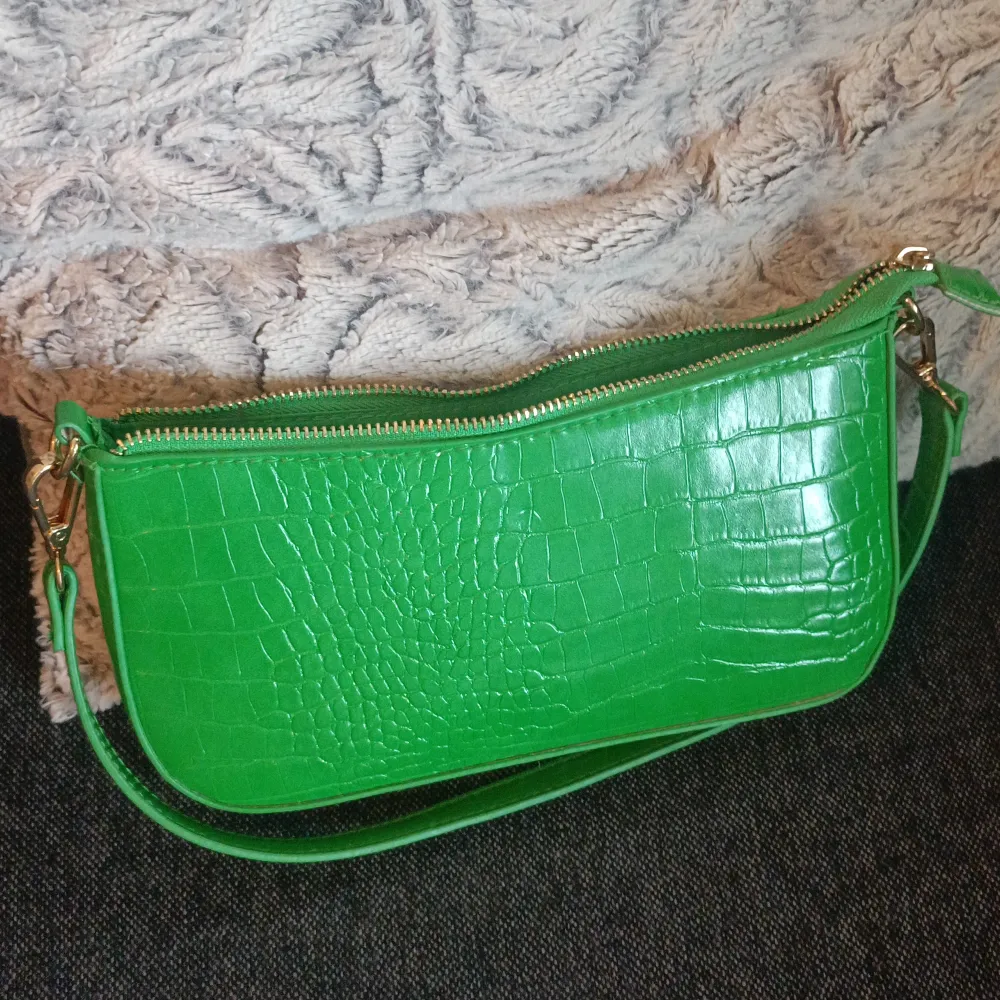 Grön handväska i nyskick. . Väskor.