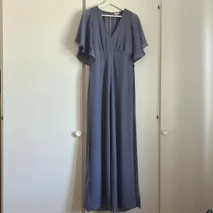 Jumpsuit lila - Jättefin lila jumpsuit från bubbleroom. Använd en kväll. Perfekt till bröllop eller fest.