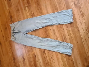 Jeans  - Raka jeans med liten slits. Fint beg skick. 