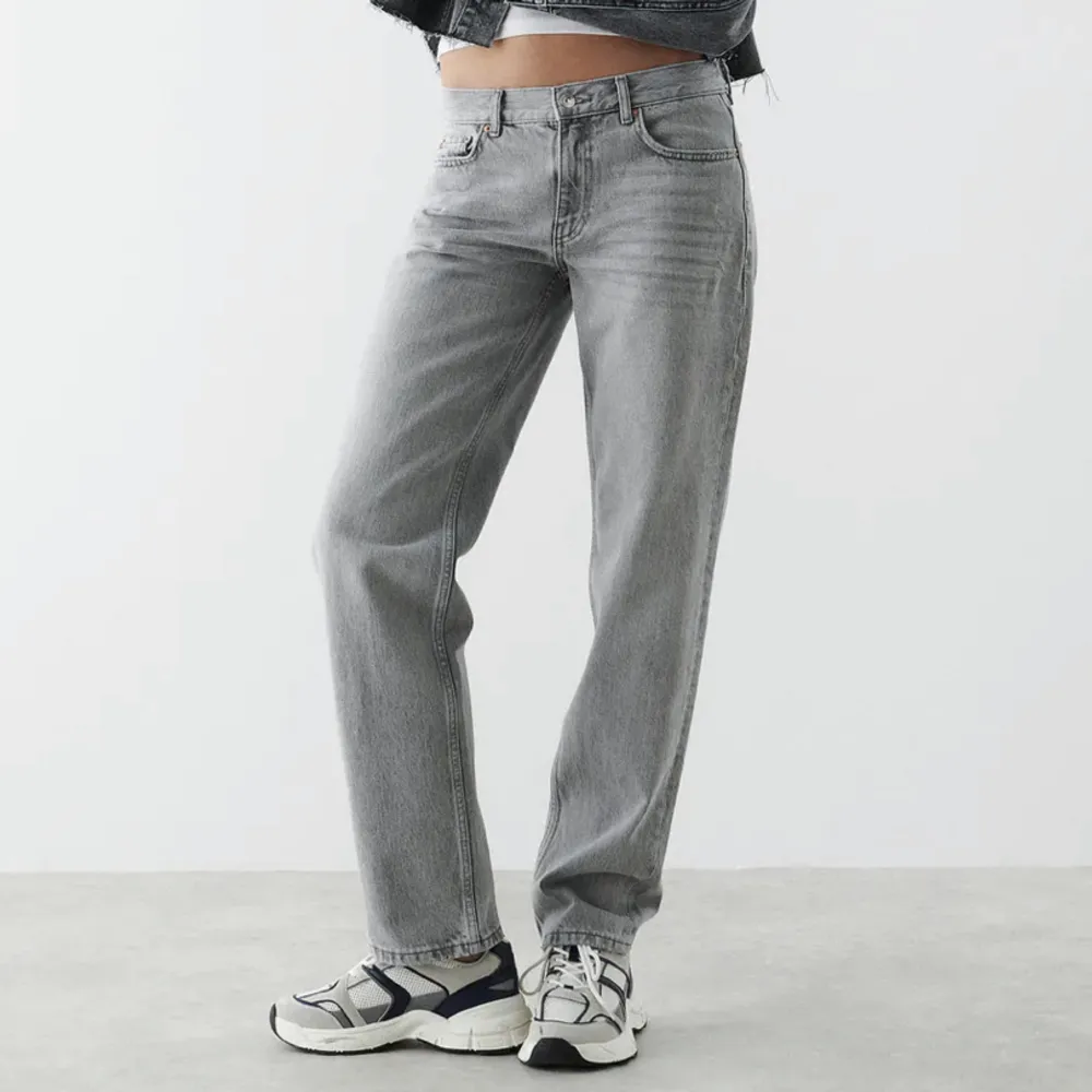Lågmidjade raka jeans från Gina Tricot i grå färg. Knappt använda då dem blivit för små för mig. Nypris 499kr 🫶🏻. Jeans & Byxor.