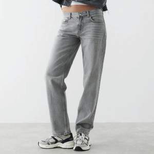 Lågmidjade raka jeans från Gina Tricot i grå färg. Knappt använda då dem blivit för små för mig. Nypris 499kr 🫶🏻