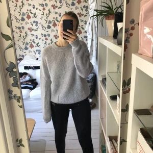 Stickad tröja - En ljusblå stickad tröja från Bikbok i storlek M, materialet är Alpaca blend 🤍 Använd enbart fåtal gånger, skicket är som nytt 🤍