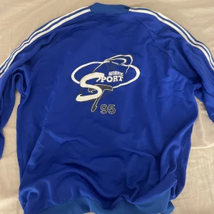 Adidas kofta - Säljer denna kofta men tryck på ryggen