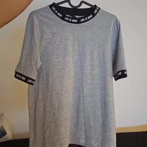 T-shirt  - T-shirt från Vero moda storlek M✨️