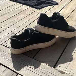 Eytys - Eytys stl 42 men är stora i storlek. Innersidan av hälen är sliten som syns på andra bilden. Men inget som stör. Sköna skor i allmänhet annars