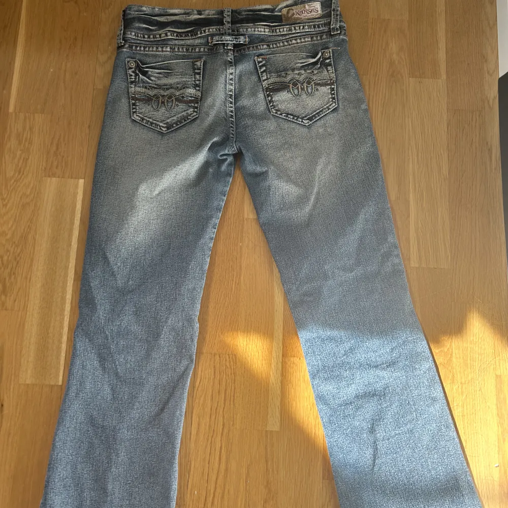 Lågmidjade jeans med coola fickor som är använda 2 gånger. Jag säljer för de inte kommer till användning 🤍 (står 28 i dem men de passar mig som bara kan använda 23/25!). Jeans & Byxor.