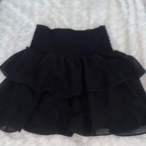 Jätte fin kjol från Chlesea nypris 450 säljer för 250 då den knappt är använd 💓 Har en exkat lika Dan i vit