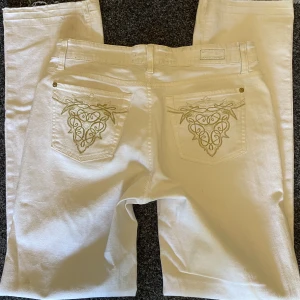 Jeans med raka ben - Vita jeans med raka ben och snygga guldiga bakfickor. Mått kan ges privat!