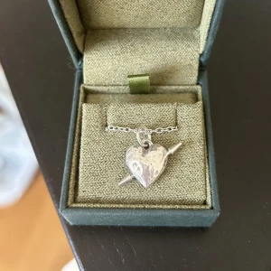 Tuvstarr - Ett jättefint Maria Nilsdotter halsband som inte längre kommer till användning! Har inga defekter men är inte direkt i nyskick då jag använde det lite då och då i ett halvår. Modellen tuvstarr, nypris 2795💖kan byta mot något annat från MN om vi möts upp.