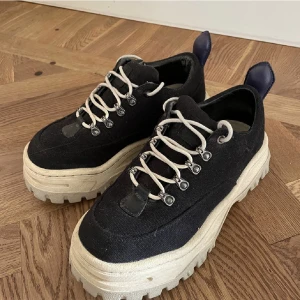 Eytys angel canvas - Säljer mina eytys i stl 40, men dem är hyfsat små i storleken så passar mig som har 39!