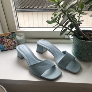 Låga blå klackar - Super fina låga blå klackskor ifrån Pull&Bear i storlek 39💙kan mötas upp i Nacka / Stockholm eller köparen betalar för frakt💖