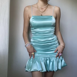 Festklänning  - Blå, kort festklänning, säljer den Eftersom den är lite förstor för mig.