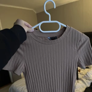T-shirt  - Beige/brun T-shirt från Asos knappt använd då jag inte gillar den på mig