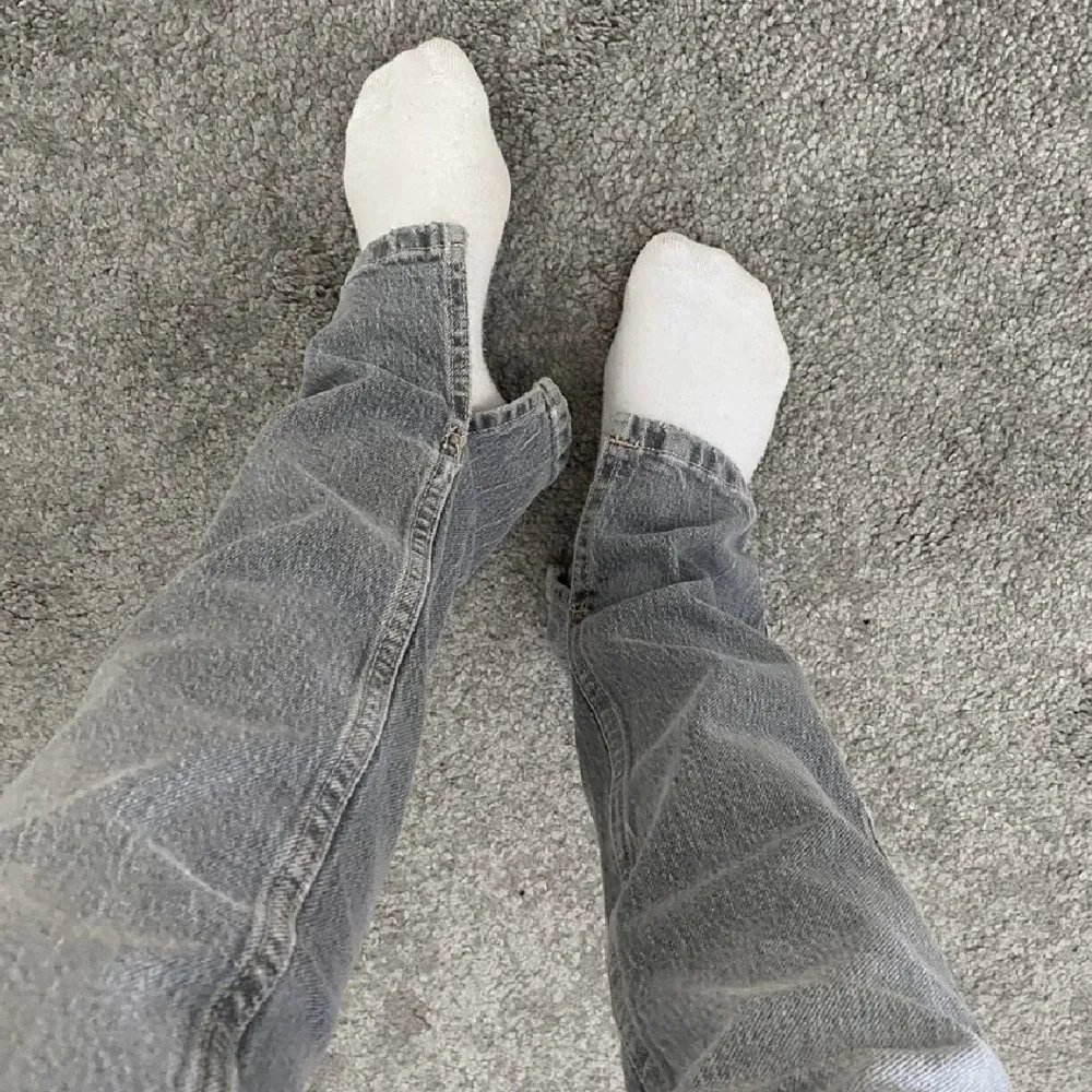Jättefina gråa zara jeans med slits nertil💕 Säljer pga att de tyvärr inte passade mig. . Jeans & Byxor.