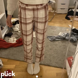 Pyjamasbyxor - Säljer dessa rutiga pyjamasbyxor. Inga slitage❤️ de ör lånade bilder så skriv privat för egna