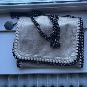 Stella maccartney liknande väska - Använd en gång, mycket bra skick💗 säljer eftersom att den inte kommer till användning 💘nypris 500💗 hör av er vid intresse eller funderingar🩷