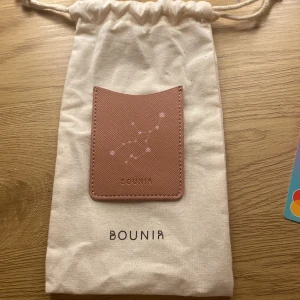 Korthållare - Säljer det här super gulliga korthållaren från bounir. Helt oanvänd och plasten på baksidan är inte avdragen! Den ska alltså sitta på mobilskalet. Det är stjärntecknet Jungfru men man tänker inte så mycket på vilket stjärntecken det är. ❣️