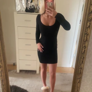 Svart klänning  - Supersnygg svart tajt klänning! Säljer då jag har en annan liknande 