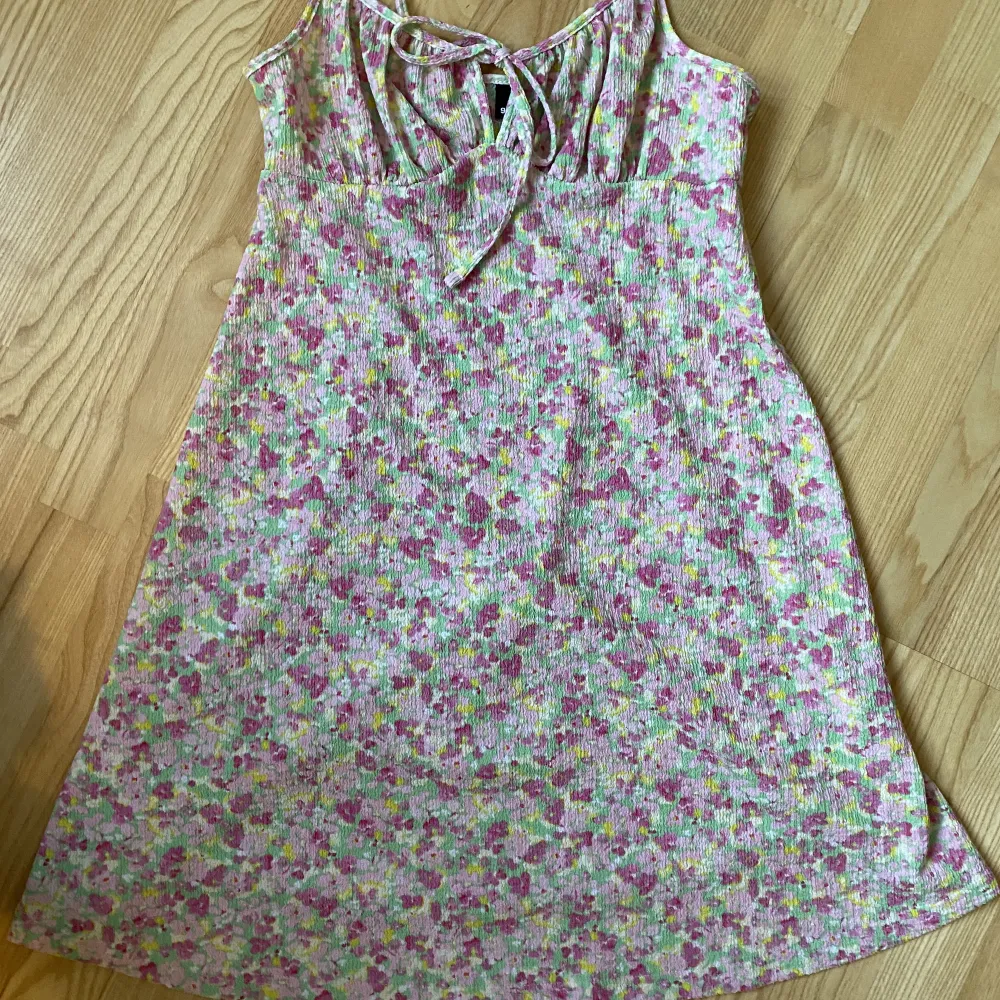 En söt blommig klänning som passar perfekt till sommaren!🌸 Frakt: 45kr. Klänningar.
