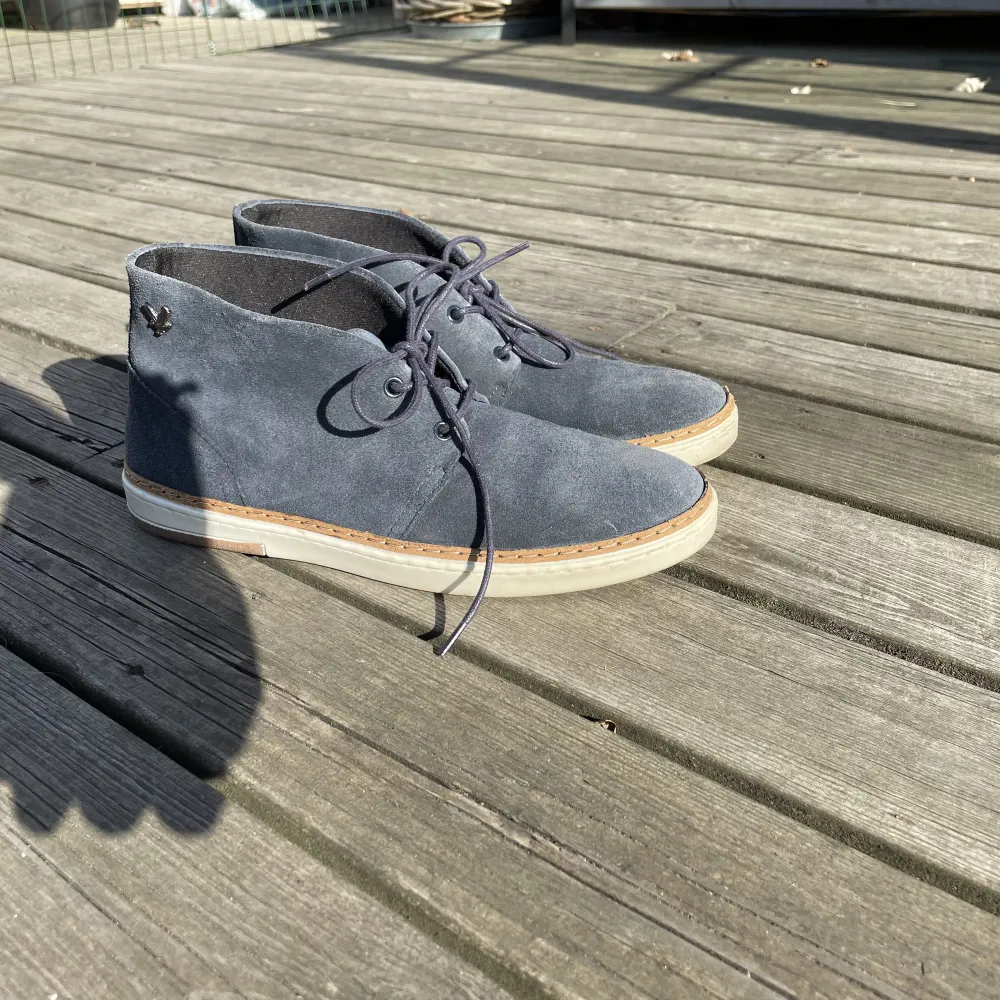 Lyle and scott mocka skor strl 40 us6 Jätte fina och o andvända i färgen marin blå. Kengät.